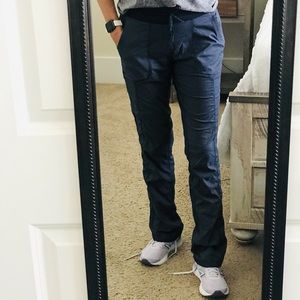 NWOT. The North Face hiking pants lightweight with extra stretch for comfort!